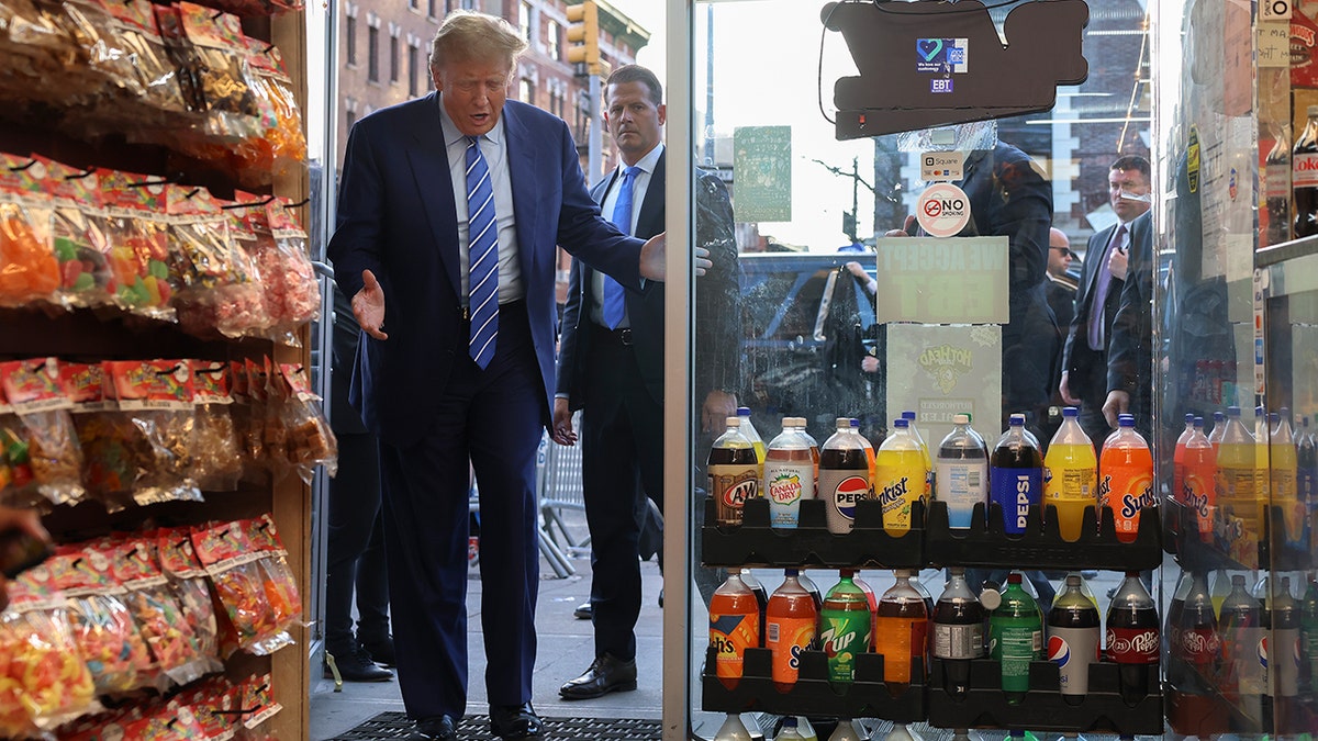 El ex presidente Donald Trump reacciona al entrar en la tienda Sanaa, el martes 16 de abril de 2024, en Nueva York. Recién salido de un tribunal de Manhattan, Donald Trump visitó una bodega de Nueva York donde un hombre fue apuñalado hasta la muerte, un duro giro para el ex presidente en su lucha por ser un acusado penal y el aspirante republicano empeñado en culpar al presidente Joe Biden del crimen.