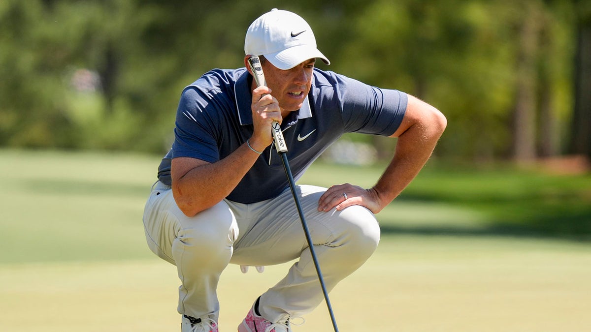 Rory McIlroy reads putt